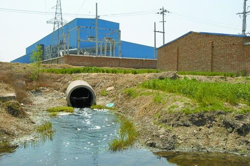 河南兰考一小学被污水环绕续排污企业已停产