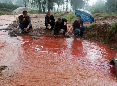 河南汝阳回应河道变"红河"事件:大雨后染料厂废水渗出/图 污染曝光