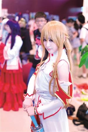 图2为cosplay社团成员杨弘岄在参加漫展live