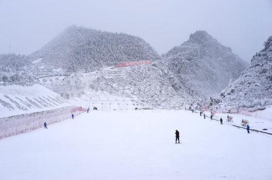 2月2日,贵州六盘水市梅花山国际滑雪场准备对外开放迎客.