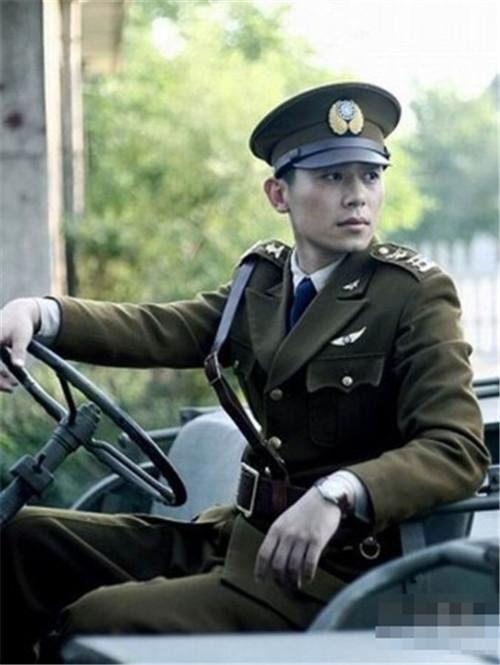 朱亚文在《远去的飞鹰》中饰演"飞鹰队"队长   原标题:宋仲基霍建华