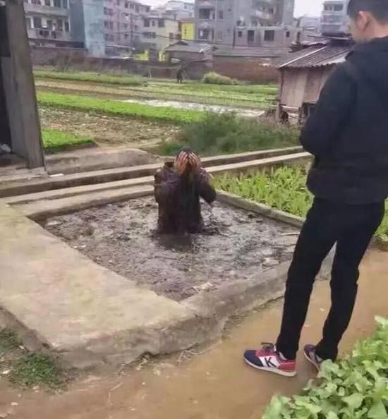 不忍直视!广西一偷狗贼被抓 双手抱头被浸粪池