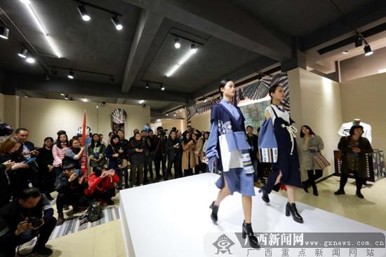 2016年广西教育行采访团到访贺州学院,一场精彩的民族时尚服装秀上演.