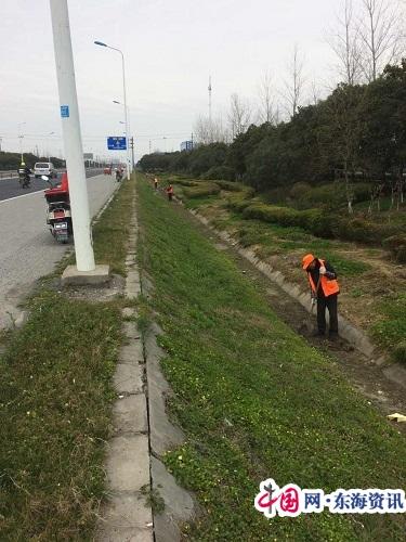 如东公路站着力清理边沟堵塞