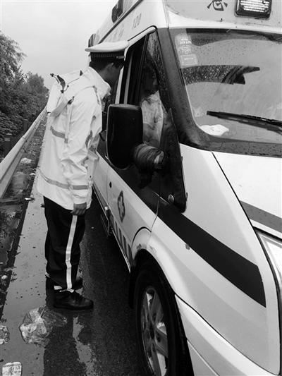 载着16岁重症少年的救护车被堵在应急通道上 交警雨中徒步10公里打开生命通道