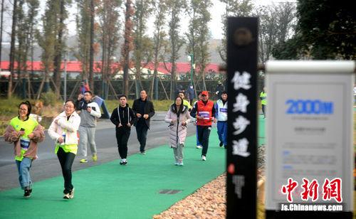 扬州冬季跑古运河畔开跑 800名市民寒风中挑战自我