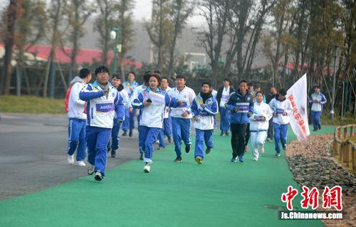扬州冬季跑古运河畔开跑 800名市民寒风中挑战自我