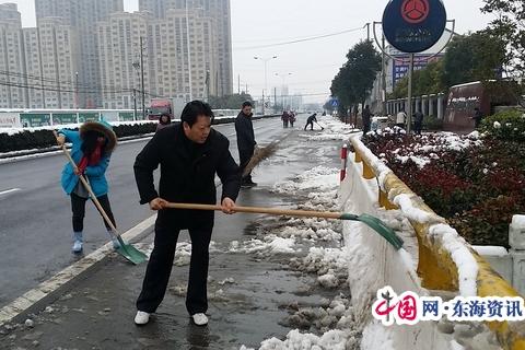靖江公路站职工扫雪方便群众办事出行