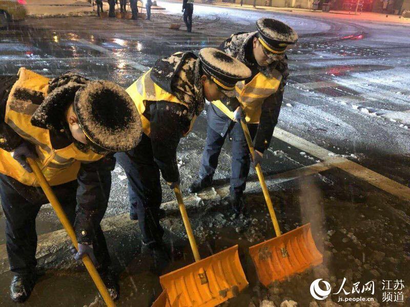 暴雪来袭 南京城管组织近八万人上街扫雪