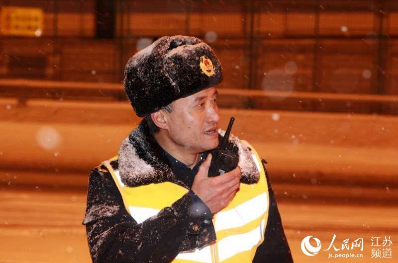 暴雪来袭 南京城管组织近八万人上街扫雪