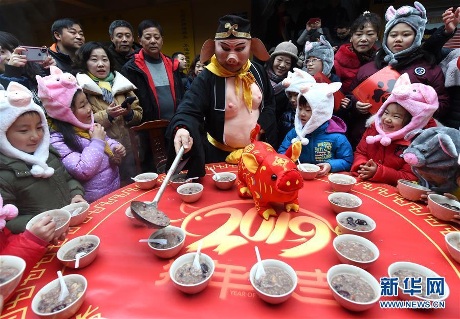 腊八粥飘香 “猪八戒”在南京玄奘寺为市民盛粥