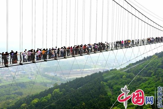 五一小长假江阴华西玻璃桥游客如织