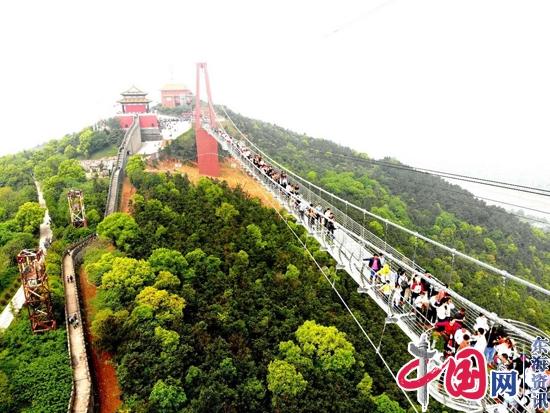 五一小长假江阴华西玻璃桥游客如织