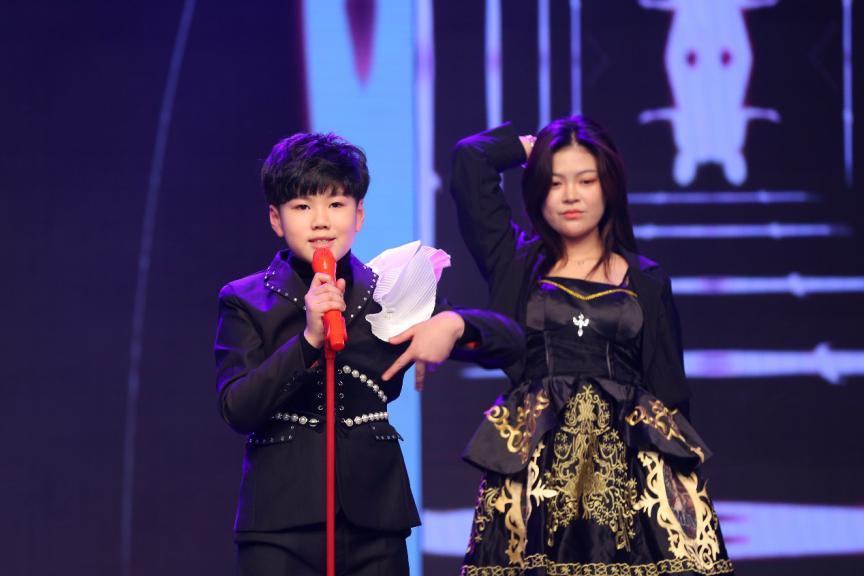 童星安迪登上北京卫视 新春舞台演唱个人单曲《不重要》