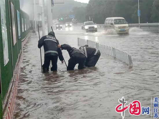 南京栖霞城管暴雨中为市民筑牢安全屏障