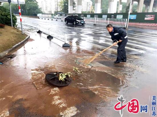 南京栖霞城管暴雨中为市民筑牢安全屏障