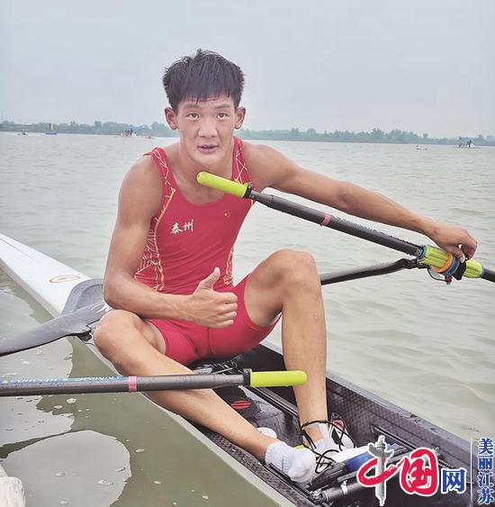 泰州选手蔡厚宏夺得省运会青少年部赛艇项目首枚金牌