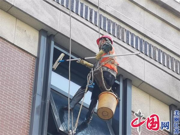 提升城市颜值——南京为154处高楼“洗脸”