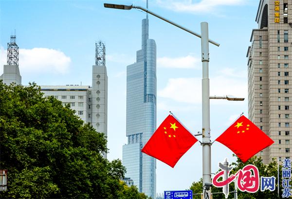 南京张灯结彩迎国庆满城洋溢“中国红”