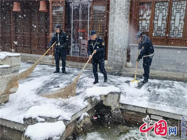 大雪倾城!南京城管扫雪除冰保障市民出行安全