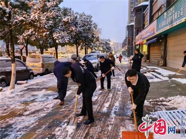 南京城管奋力扫雪除冰确保市民出行安全
