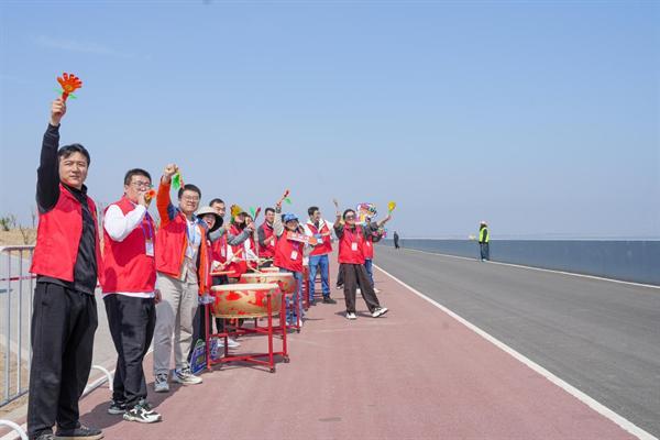 青年志愿者助力中新天津生态城首场半程马拉松赛